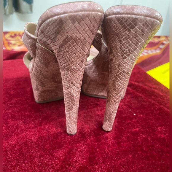 Snakeprint stilettos 🌸 - Picture 3 of 4